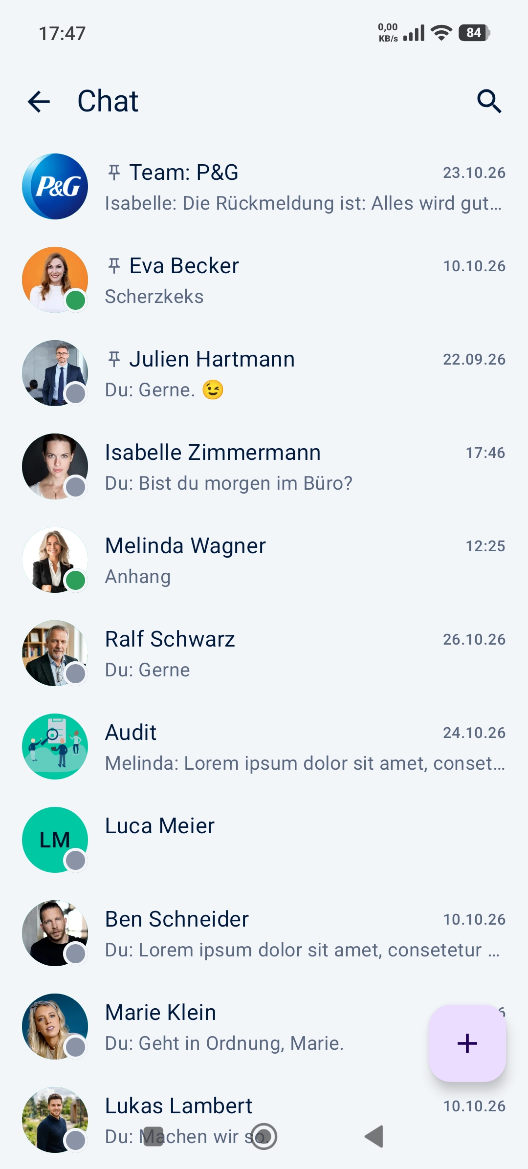 Dynamics-Pro-App auf dem Smartphone: Chat-Übersicht mit Team-Chats, Direktnachrichten und Anhängen