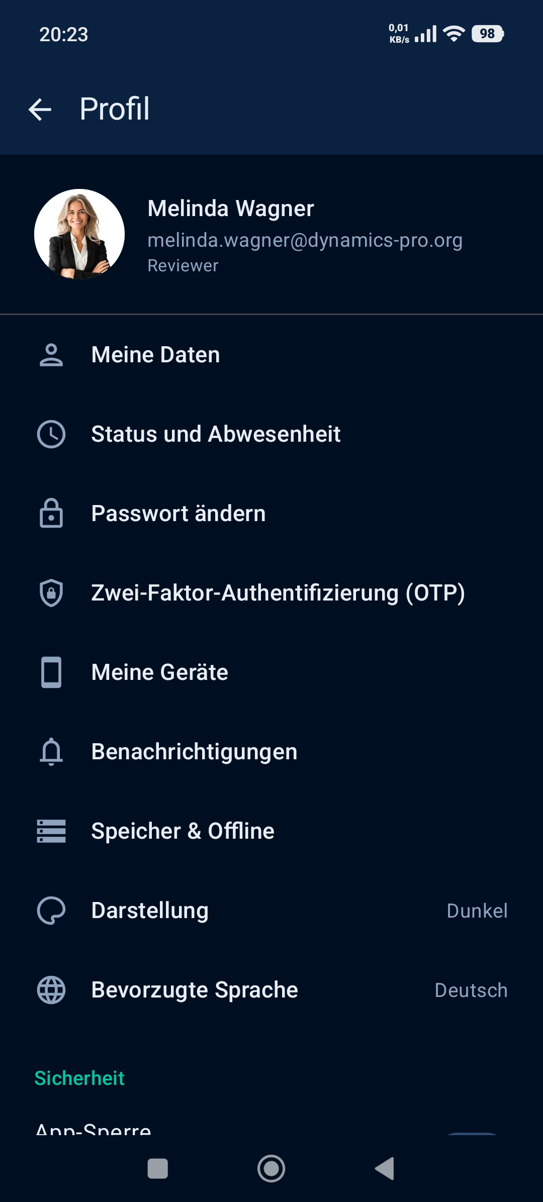 Dynamics-Pro-App auf dem Smartphone: Profil in dunkler Darstellung mit Meine Daten, Status, Passwort, Zwei-Faktor-Authentifizierung und Geräten